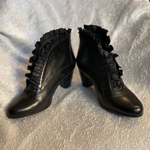 Everybody by MODA‎ Kava ruffle healed booties black size 37.5